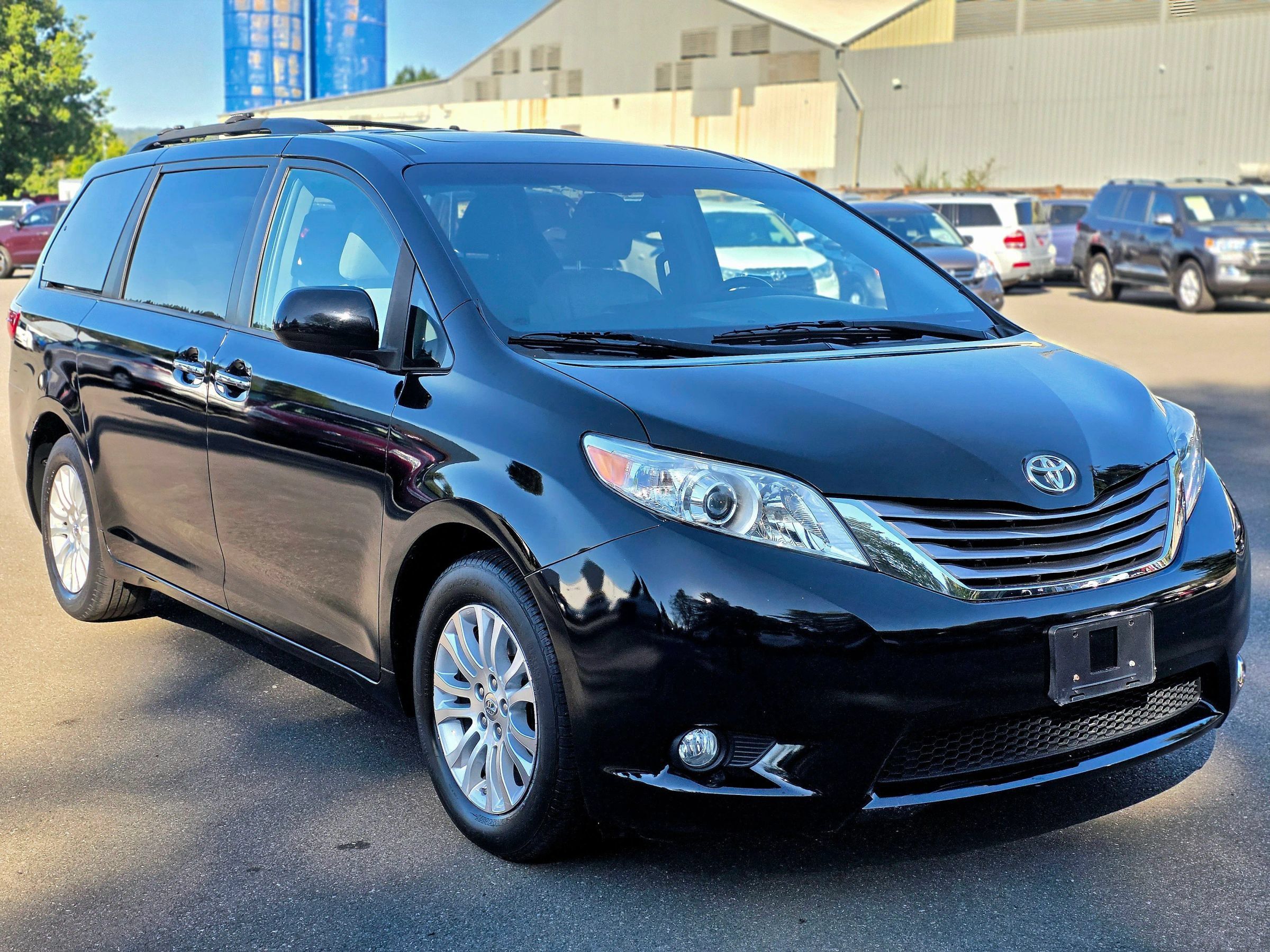 Used 2017 Toyota Sienna XLE w/ XLE Navigation Package FWD image 1