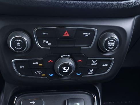 Used 2018 Jeep Compass Latitude w/ Popular Equipment Group FWD image 26