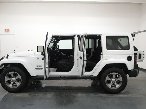 Used 2017 Jeep Wrangler Unlimited Sahara w/ Connectivity Group AWD/4WD image 25