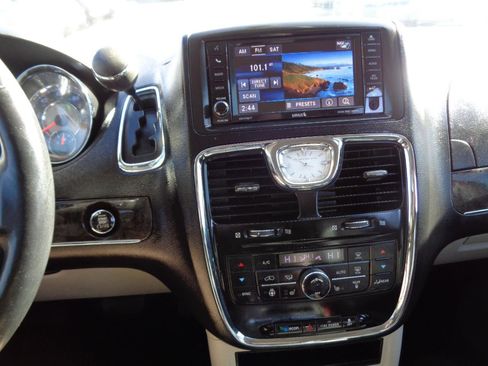 Used 2016 Chrysler Town & Country Touring-L image 19