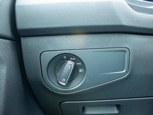 Used 2023 Volkswagen Tiguan SE image 36