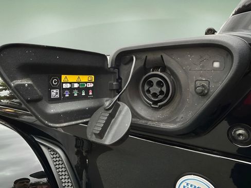 Used 2022 Jeep Wrangler Unlimited Sahara w/ Cold Weather Group image 18