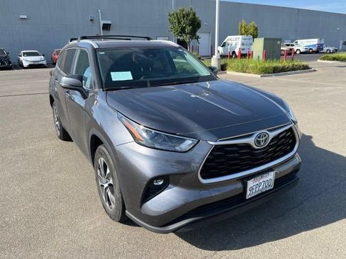 Used 2023 Toyota Highlander XLE FWD image 1