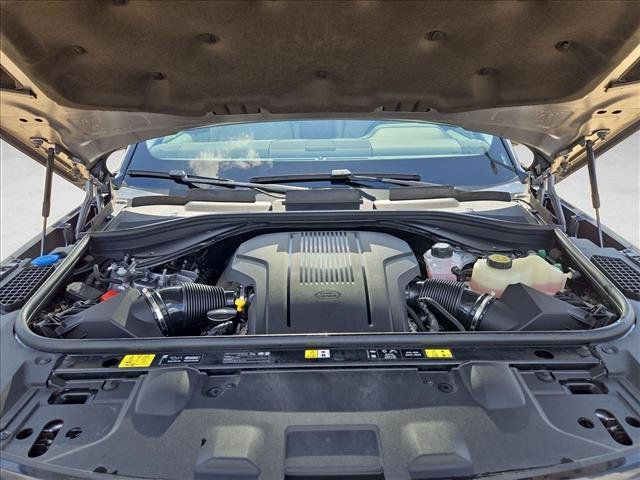 Used 2025 Land Rover Range Rover SE AWD/4WD image 10