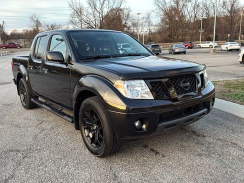 Used 2021 Nissan Frontier SV w/ Midnight Edition Floor Mats image 3