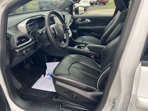 Used 2025 Chrysler Pacifica Limited image 13