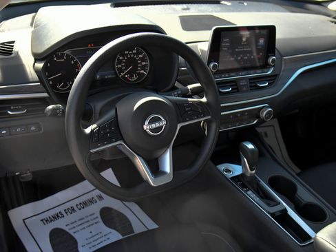Used 2025 Nissan Altima 2.5 SV FWD image 14