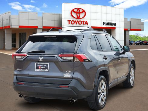 Used 2022 Toyota RAV4 XLE Premium image 4