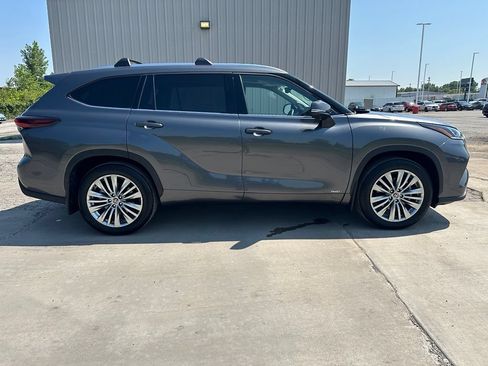 Used 2024 Toyota Highlander Platinum AWD/4WD image 4