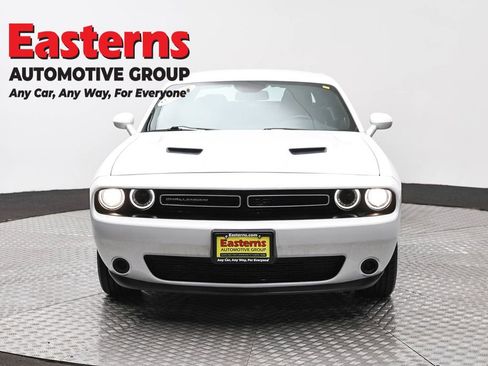 Used 2022 Dodge Challenger SXT image 2