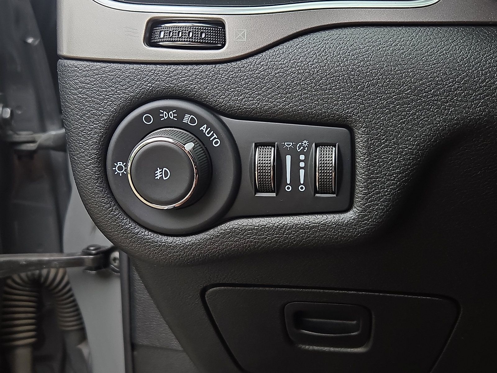 Used 2022 Jeep Cherokee Latitude Lux w/ Mopar Interior Package AWD/4WD image 27