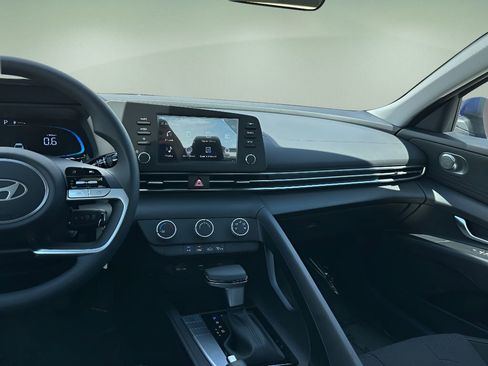 Used 2025 Hyundai Elantra SE w/ Cargo Package image 18