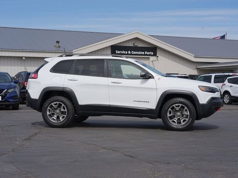 Used 2019 Jeep Cherokee Trailhawk AWD/4WD image 2