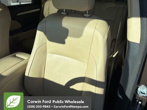 Used 2017 Toyota Highlander XLE w/ Carpet Mat Package AWD/4WD image 24