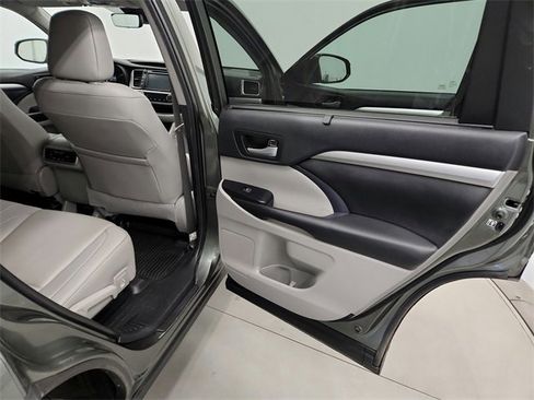 Used 2019 Toyota Highlander XLE image 42