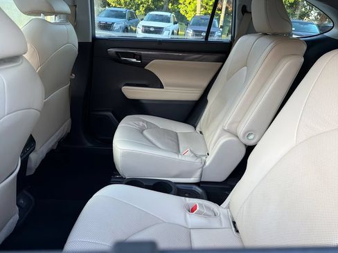 Used 2023 Toyota Highlander Limited FWD image 33