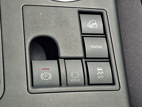 Used 2024 Toyota Highlander LE AWD/4WD image 25
