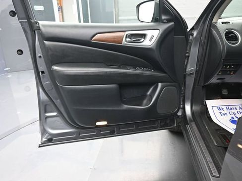 Used 2020 Nissan Pathfinder Platinum image 12