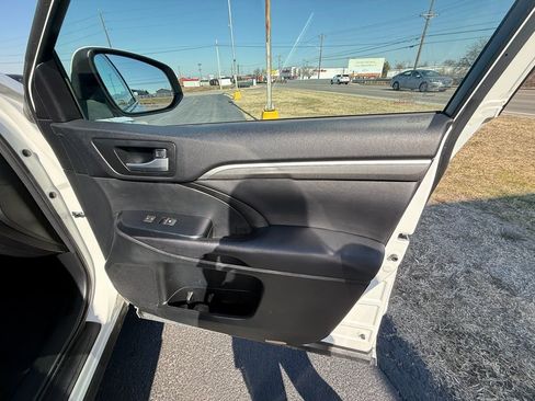 Used 2017 Toyota Highlander SE image 22