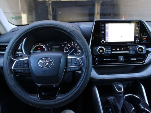 Used 2020 Toyota Highlander XLE FWD image 31