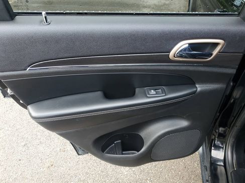 Used 2017 Jeep Grand Cherokee Limited AWD/4WD image 10