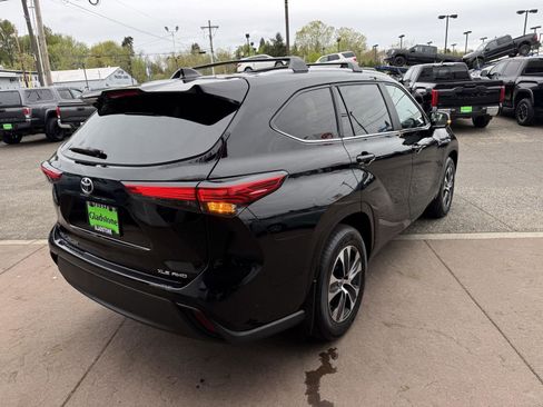 Used 2023 Toyota Highlander XLE AWD/4WD image 6