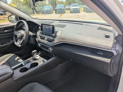 Used 2025 Nissan Altima 2.5 SV FWD image 36