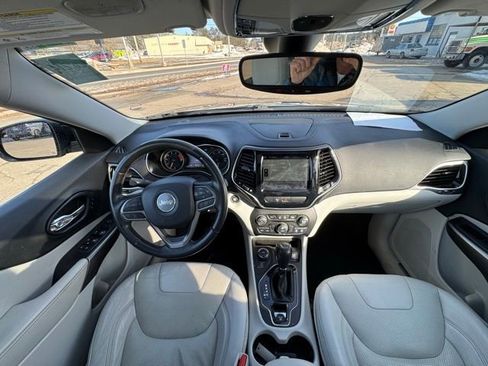 Used 2019 Jeep Cherokee Limited image 16