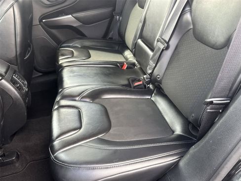 Used 2019 Jeep Cherokee Latitude Plus AWD/4WD image 13