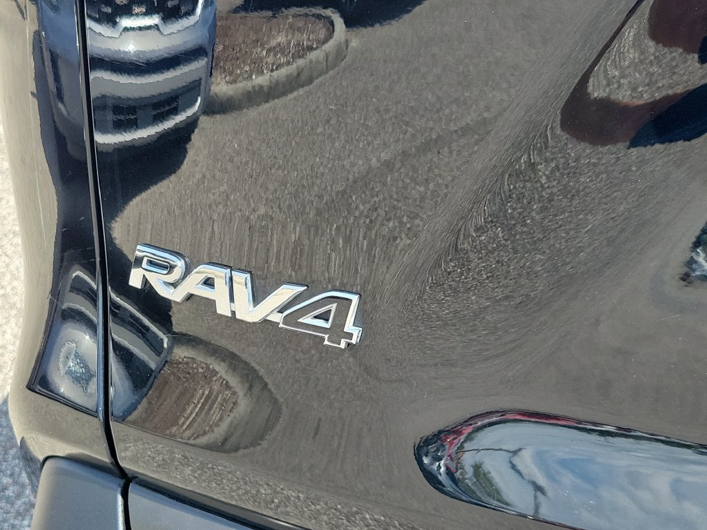 Used 2024 Toyota RAV4 LE AWD/4WD image 8