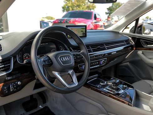 Used 2017 Audi Q7 3.0T Prestige image 3