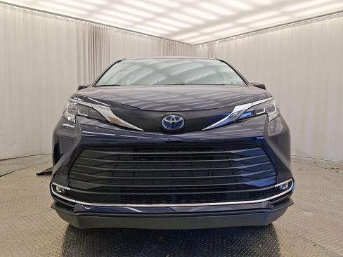 Used 2022 Toyota Sienna XLE image 35