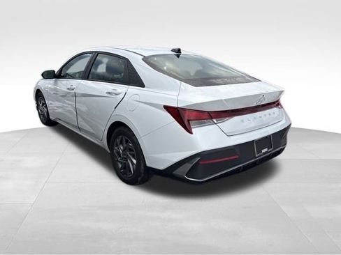 Used 2024 Hyundai Elantra SEL image 4