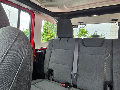 Used 2025 Jeep Wrangler Unlimited Sahara AWD/4WD image 25