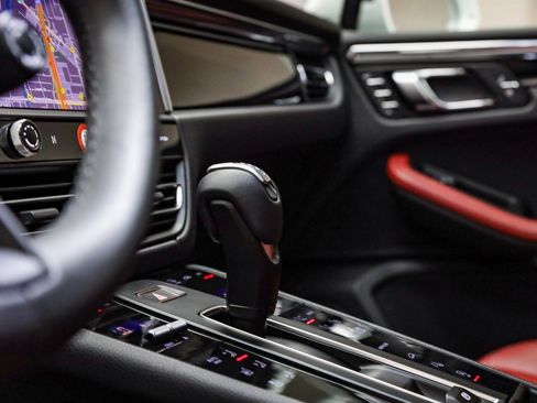 Used 2025 Porsche Macan image 28