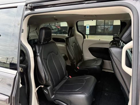 Used 2017 Chrysler Pacifica Touring-L Plus FWD image 24