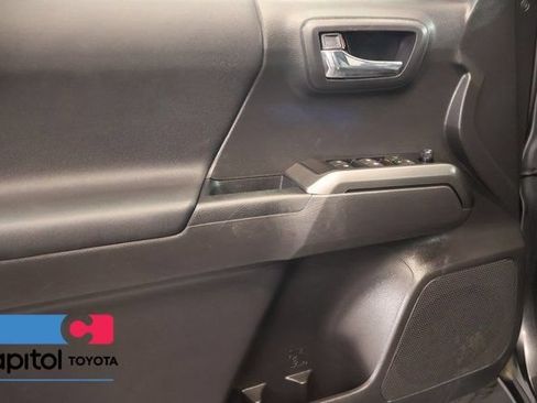 Certified 2022 Toyota Tacoma TRD Off-Road AWD/4WD image 10