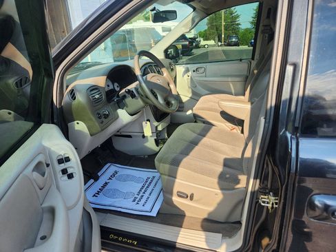 Used 2005 Dodge Grand Caravan SXT FWD image 10