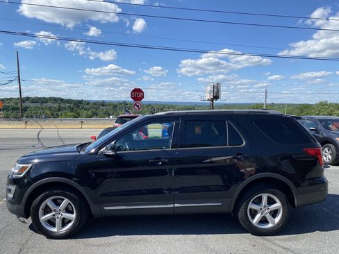 Used 2017 Ford Explorer XLT w/ Equipment Group 202A AWD/4WD image 9