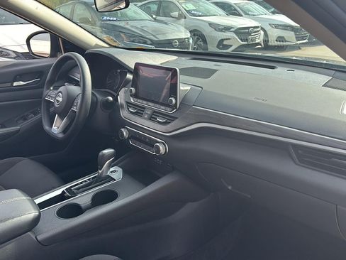 Used 2025 Nissan Altima 2.5 SV FWD image 25