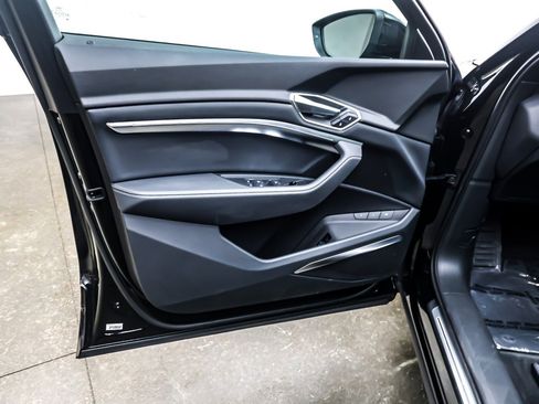 Used 2022 Audi e-tron Premium Plus w/ Premium Plus Package image 22