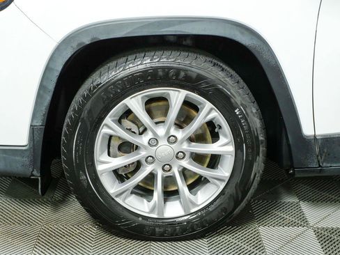 Used 2019 Jeep Cherokee Latitude w/ Popular Appearance Group FWD image 34