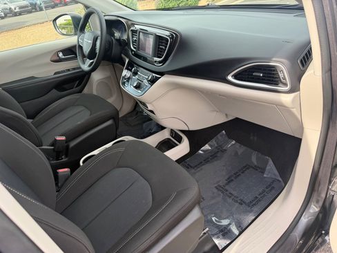 Used 2022 Chrysler Voyager LX image 29