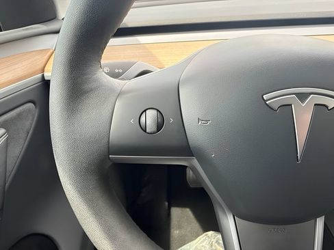 Used 2024 Tesla Model Y Long Range AWD/4WD image 16