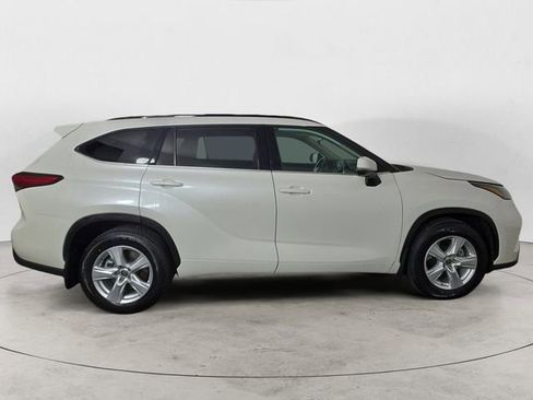 Used 2021 Toyota Highlander LE image 6