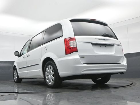 Used 2014 Chrysler Town & Country Touring image 60