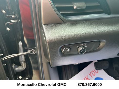 Used 2023 Chevrolet Traverse LT FWD image 11