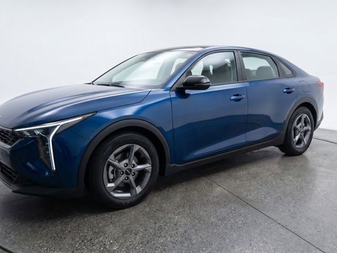 Used 2025 Kia K4 LXS image 3