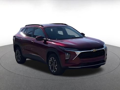 Used 2025 Chevrolet Trax LT w/ LT Convenience Package image 9