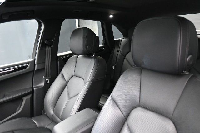 Used 2025 Porsche Macan AWD/4WD image 36